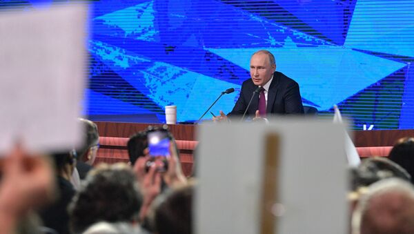 Президент РФ Владимир Путин во время ежегодной большой пресс-конференции в Центре международной торговли на Красной Пресне - Sputnik Азербайджан