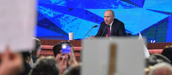 Президент РФ Владимир Путин во время ежегодной большой пресс-конференции в Центре международной торговли на Красной Пресне Президент РФ Владимир Путин во время ежегодной большой пресс-конференции в Центре международной торговли на Красной Пресне - Sputnik Азербайджан