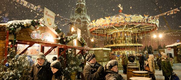Посетители ярмарки на Красной площади Посетители ярмарки на Красной площади - Sputnik Азербайджан