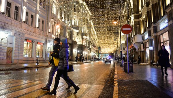 Прохожие ни улице Мясницкая в Москве, где установлены световые инсталляции в рамках Международного фестиваля Рождественский свет - Sputnik Азербайджан