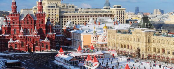 Красная площадь в Москве. Слева - Государственный Исторический музей. Справа - ГУМ-каток, ГУМ и Казанский собор. На дальнем плане - здание гостиницы Москва (в настоящее время Four Seasons Hotel Moscow) - Sputnik Азербайджан