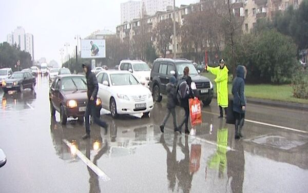 Yağmurlu hava şəraitində yol polisi xidmətini davam etdirir - Sputnik Azərbaycan
