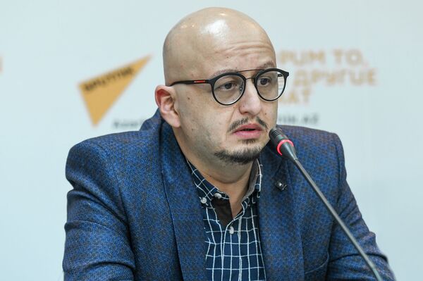 Затратное дело: местные телеканалы дублируют фильм самым недорогим способом Затратное дело: местные телеканалы дублируют фильм самым недорогим способом - Sputnik Азербайджан