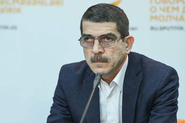 Затратное дело: местные телеканалы дублируют фильм самым недорогим способом Затратное дело: местные телеканалы дублируют фильм самым недорогим способом - Sputnik Азербайджан