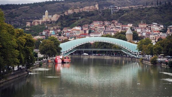 Пешеходный мост Мира через реку Куру в Тбилиси - Sputnik Азербайджан