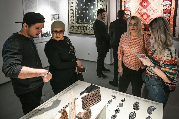 Выставка Кялагаи – вчера, сегодня, завтра в галерее Kiçik Qalaart - Sputnik Азербайджан