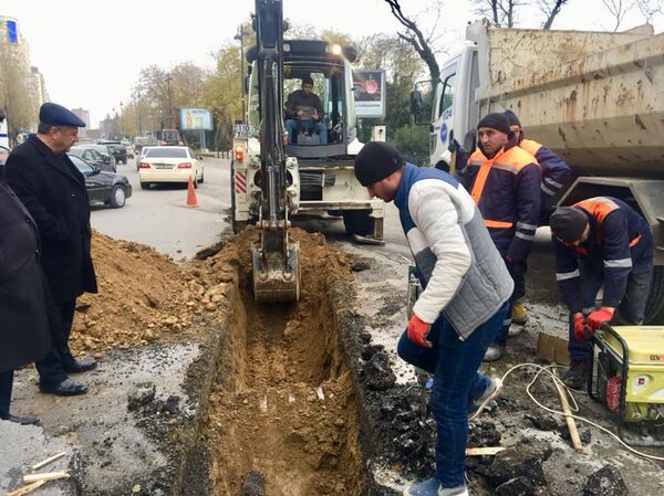 Очистить и высушить: на ряде улиц Баку проводят линии для отвода ливневых стоков - Sputnik Азербайджан