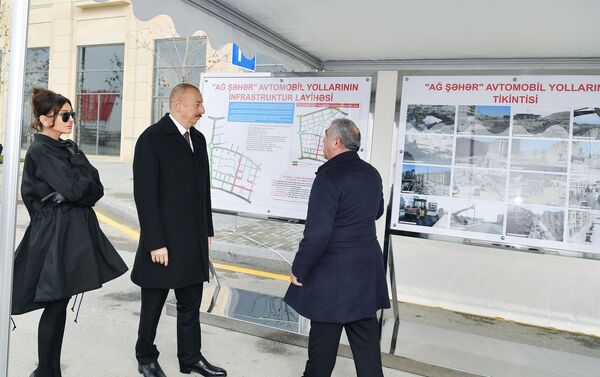 Президент Ильхам Алиев ознакомился с проделанной и предстоящей работой в Баку Белом городе - Sputnik Азербайджан