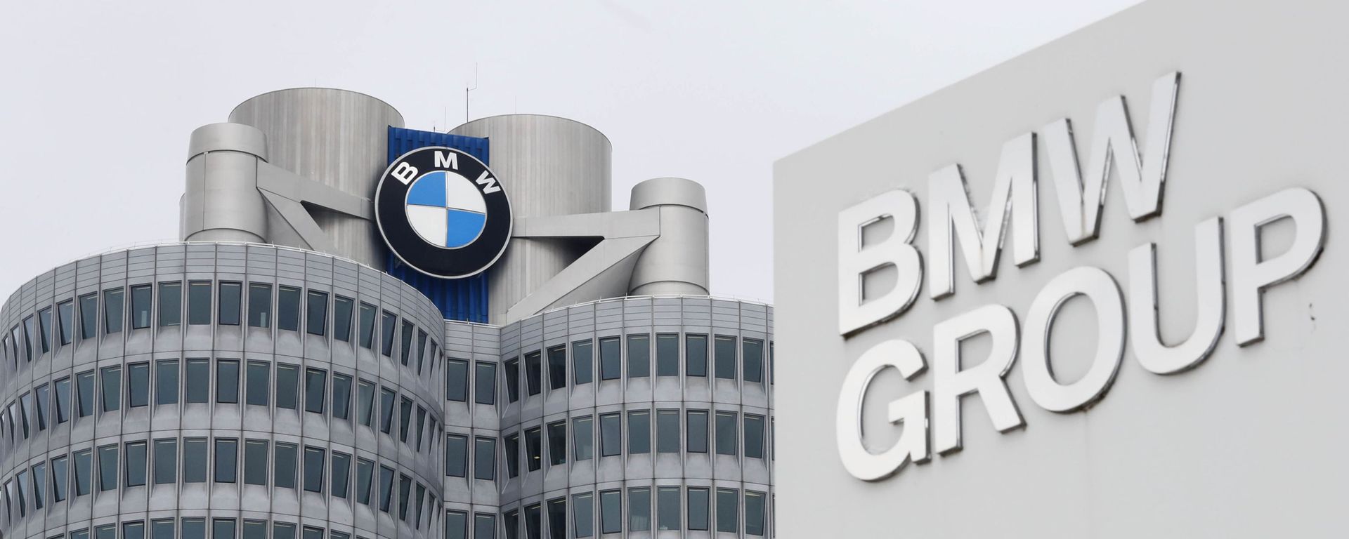 Münhendəki zavod üzərində BMW loqosu - Sputnik Азербайджан, 1920, 29.07.2026