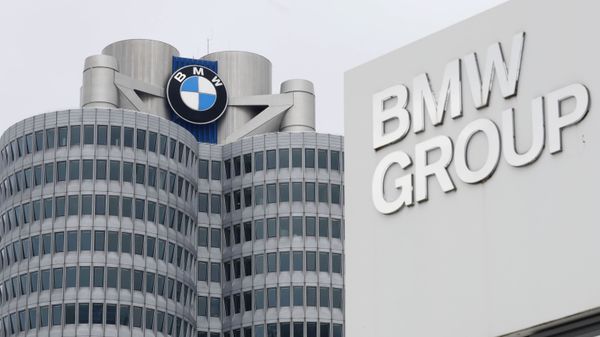 Münhendəki zavod üzərində BMW loqosu - Sputnik Азербайджан