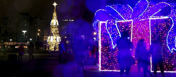 Ждать уже недолго, а в Баку сверкает елка: как выглядит новогодняя столица - Sputnik Азербайджан