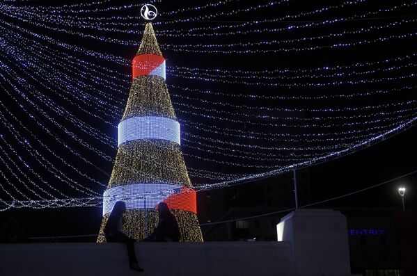 Две девушки у рождественской ели на площади Сальвадора-дель-Мундо в Сан-Сальвадоре, Сальвадор - Sputnik Азербайджан