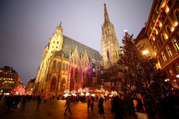 Рождественская ель на ярмарке перед собором Святого Стефана в Вене, Австрия - Sputnik Азербайджан