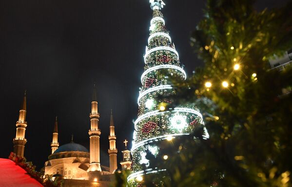Рождественская ель на одной из улиц Бейрута - Sputnik Азербайджан