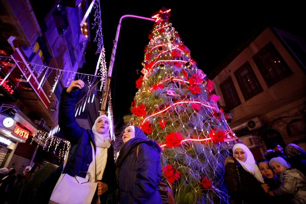 Рождественская ель в Дамаске  - Sputnik Азербайджан