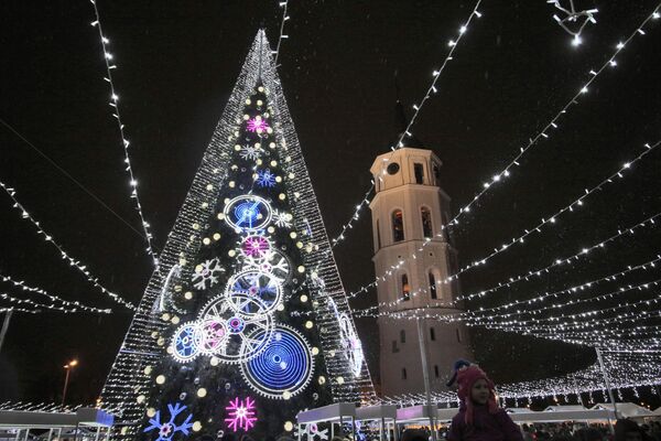 Рождественская ель в Вильнюсе  - Sputnik Азербайджан