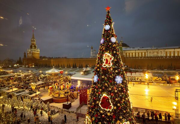 Рождественская ель на Красной площади в Москве  - Sputnik Азербайджан
