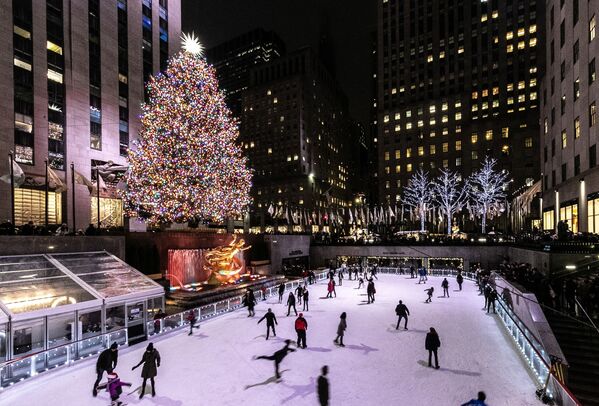 Рождественская ель в Рокфеллеровском центре в Нью-Йорке - Sputnik Азербайджан