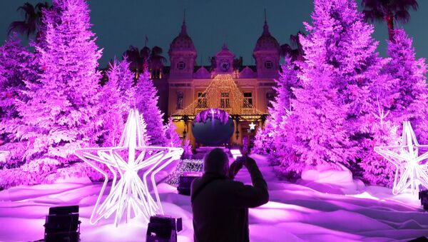 Рождественские елки у казино Монте-Карло в Монако - Sputnik Азербайджан