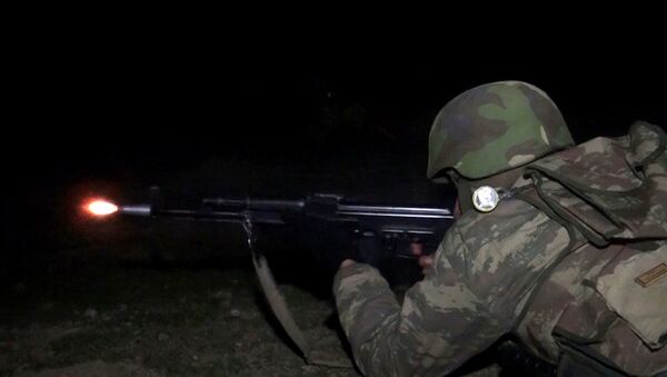 Воинское объединение провело учение с боевой стрельбой в ночное время - Sputnik Азербайджан
