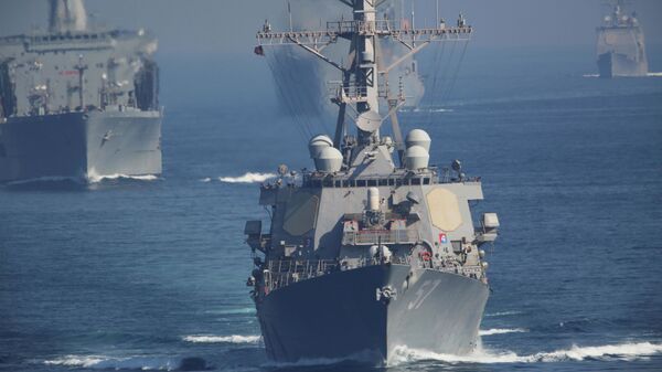 Американские военные корабли сопровождают авианосец USS John C. Stennis в Персидском заливе - Sputnik Азербайджан