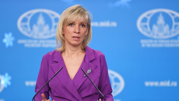 Официальный представитель министерства иностранных дел России Мария Захарова во время брифинга в Москве - Sputnik Azərbaycan