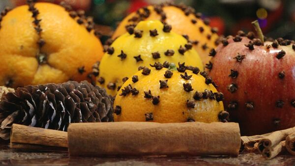 Новогодний декор от азербайджанской мастерицы - ароматные шарики из фруктов - Sputnik Азербайджан