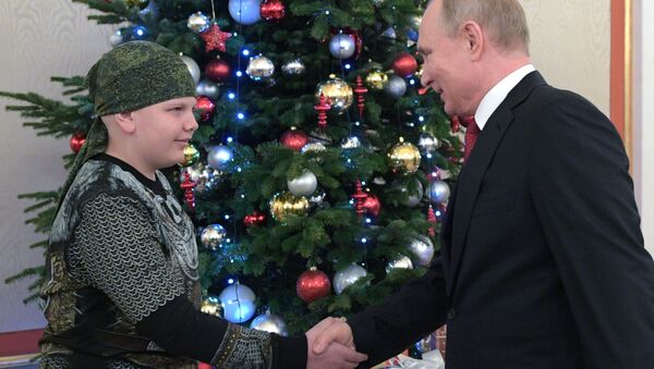 Rusiya prezidenti Vladimir Putin 10 yaşlı Kolya Kuznetsovla görüşüb - Sputnik Azərbaycan