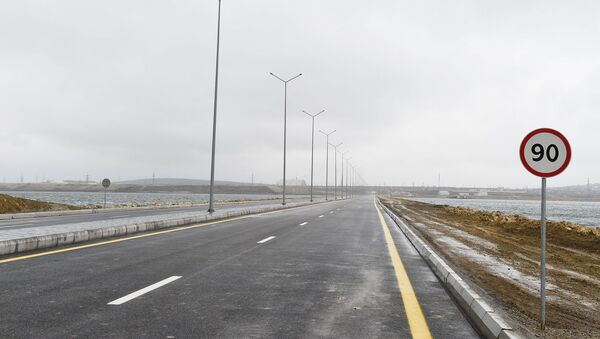 Президент Азербайджанской Республики Ильхам Алиев принял участие в открытии новой дороги, соединяющей проспект Зии Буньятова с автомобильной дорогой Балаханы-Бинагади - Sputnik Азербайджан
