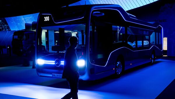Посетитель проходит мимо Автобуса будущего в Daimler AG на территории выставки IAA Nutzfahrzeuge (IAA Commercial Vehicles) 21 сентября 2016 года в Ганновере - Sputnik Азербайджан