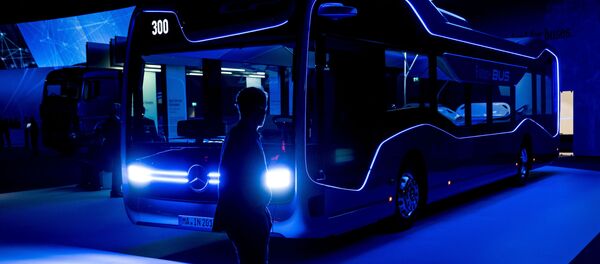 Посетитель проходит мимо Автобуса будущего в Daimler AG на территории выставки IAA Nutzfahrzeuge (IAA Commercial Vehicles) 21 сентября 2016 года в Ганновере Посетитель проходит мимо Автобуса будущего в Daimler AG на территории выставки IAA Nutzfahrzeuge (IAA Commercial Vehicles) 21 сентября 2016 года в Ганновере - Sputnik Азербайджан