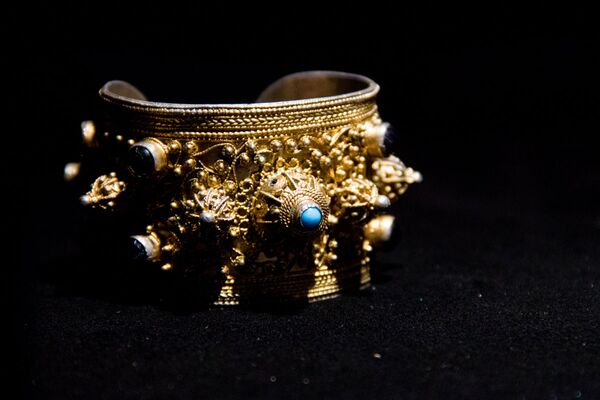 Серебряный браслет с позолотой и камнями украшал тонкое запястье красавицы - Sputnik Азербайджан