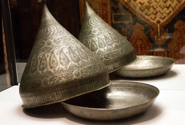 Приготовленный плов в начале XIX века накрывали вот такими медными крышками, напоминающими шлемы древних воинов. Называются они сярпуш - Sputnik Азербайджан