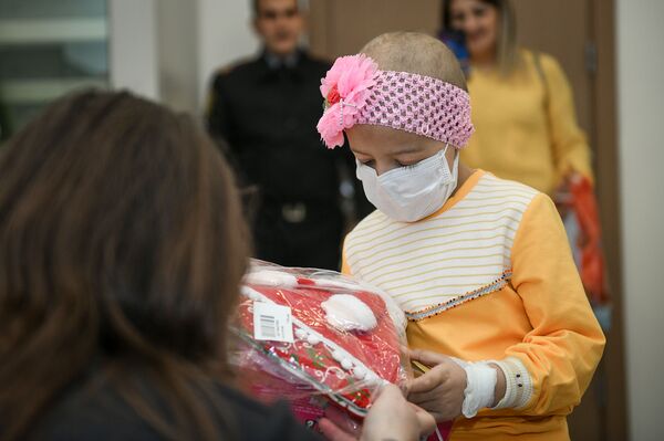 Вручение подарков детям в рамках благотворительной акции #ЁлкаДоброты - Sputnik Азербайджан