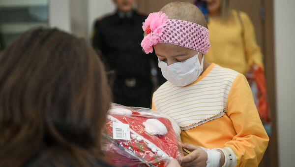 Вручение подарков детям в рамках благотворительной акции #ЁлкаДоброты - Sputnik Azərbaycan