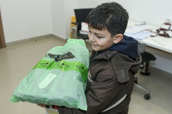 Вручение подарков детям в рамках благотворительной акции #ЁлкаДоброты - Sputnik Азербайджан