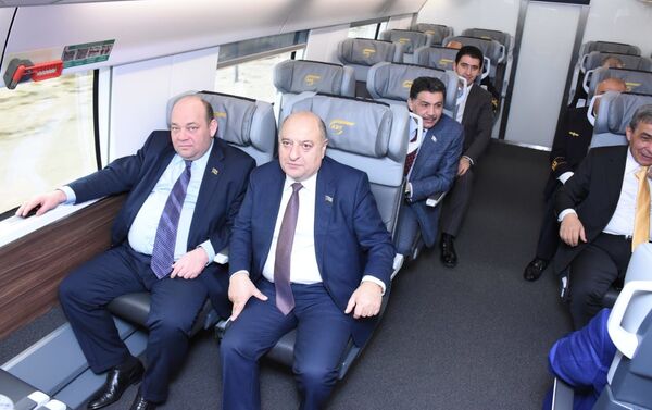 Первые пассажиры экспресс-поезда Баку-Гянджа-Баку - Sputnik Азербайджан