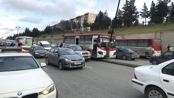Авария с участием автобуса вблизи площади Дакар в Баку - Sputnik Азербайджан