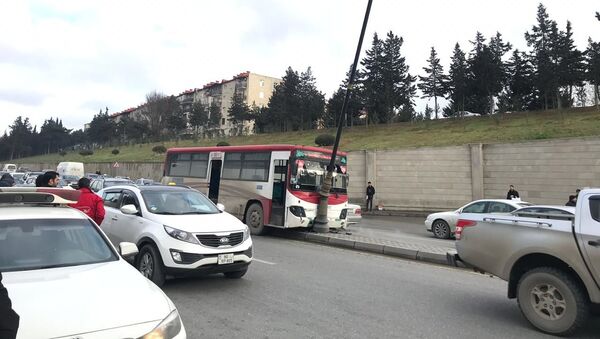 Авария с участием автобуса вблизи площади Дакар в Баку - Sputnik Азербайджан