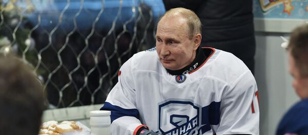 Президент РФ В. Путин принял участие в товарищеском матче Ночной хоккейной лиги - Sputnik Азербайджан