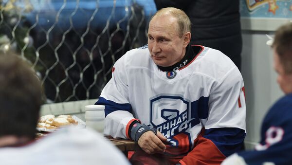 Президент РФ В. Путин принял участие в товарищеском матче Ночной хоккейной лиги - Sputnik Азербайджан