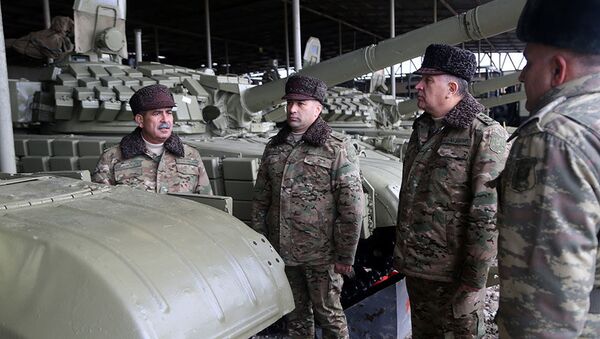 Закир Гасанов проверил боеготовность бронетехники, размещенной в прифронтовой зоне - Sputnik Азербайджан