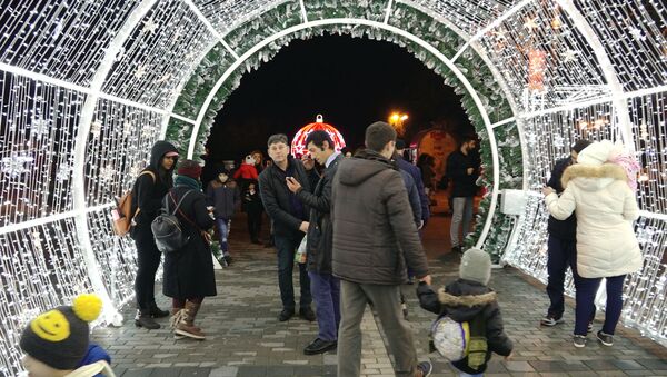 С хорошим настроением: Баку за несколько часов до Нового года - Sputnik Азербайджан
