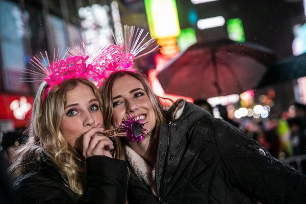 Жительницы Нью-Йорка во время празднования Нового года - Sputnik Азербайджан