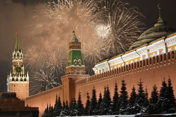 Праздничный салют во время празднования Нового года в Москве - Sputnik Азербайджан
