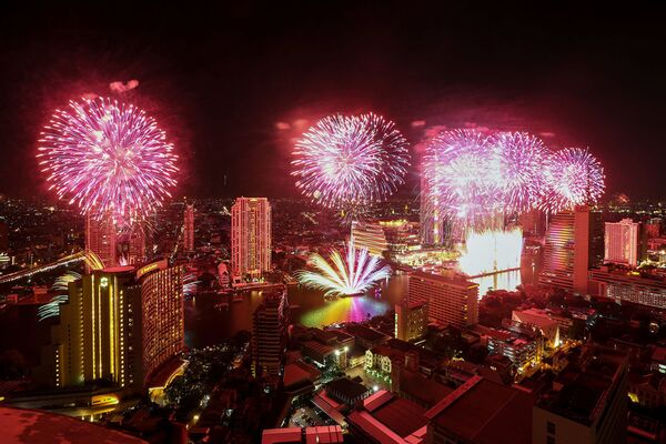 Бангкок отметил Новый год яркими салютами и фейерверками - Sputnik Азербайджан