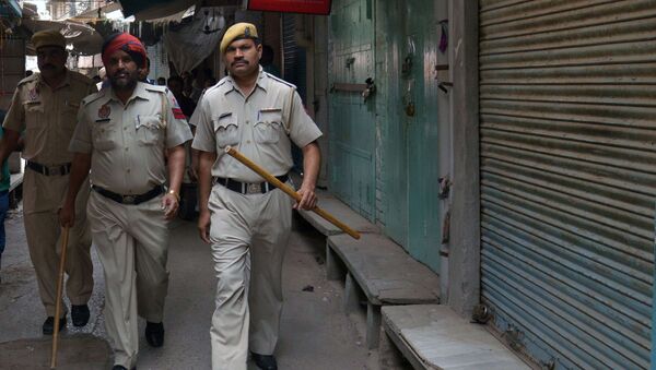 Индийская полиция идет по рыночной площади, где демонстранты принудительно закрыли магазины - Sputnik Азербайджан