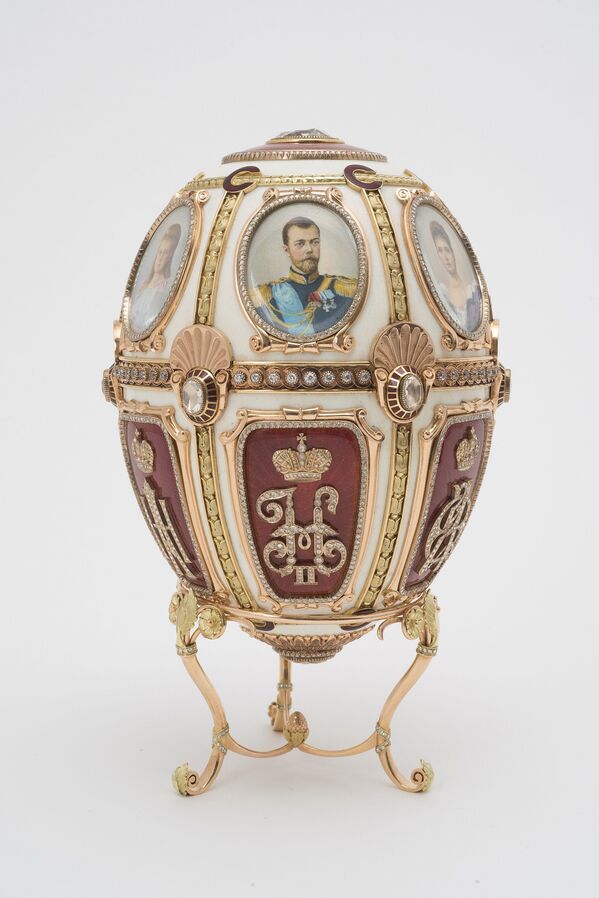 Пасхальное императорское яйцо на подставке. 1904 г.  - Sputnik Азербайджан