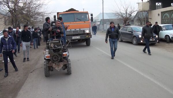 Самодельный трактор азербайджанца тянет Камаз – видео - Sputnik Азербайджан