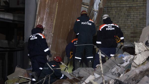 Ситуация в Магнитогорске в связи с обрушением подъезда жилого дома - Sputnik Азербайджан